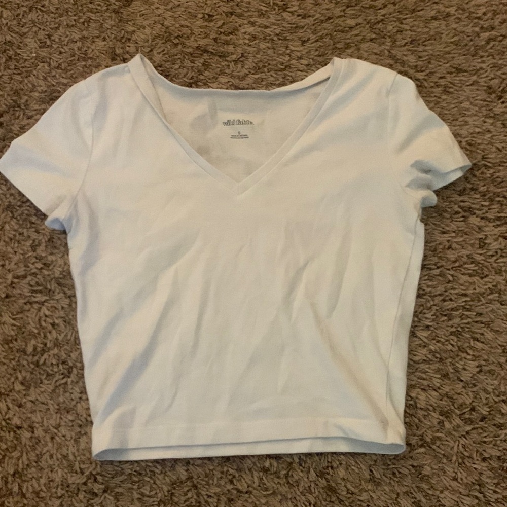 white v neck cropped shirt